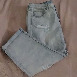Distressed light wash crop boyfriend jeans